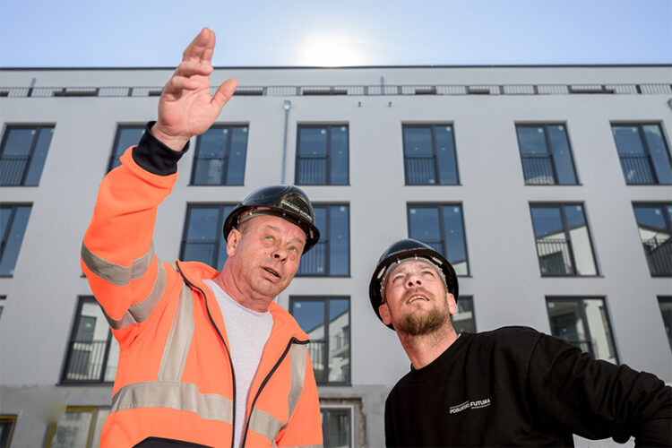 Bauleiter im Gespräch auf einer Flachdachbaustelle