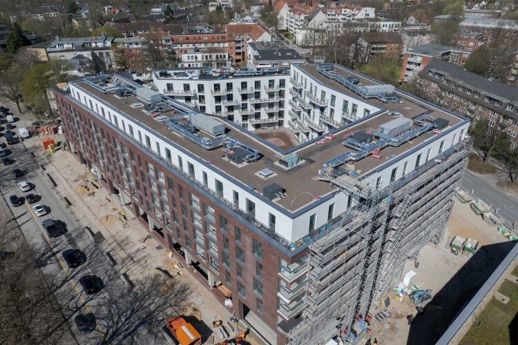 Nachhaltiges Wohnen in Hamburg-Altona: Das Bahrenfelder Carrée verbindet moderne Architektur mit begrünten Retentionsdächern und energieeffizienter Bauweise.