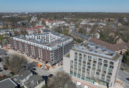 Vogelperspektive auf das Wohnensemble mit begrüntem Innenhof im Herzen von Hamburg-Altona.
