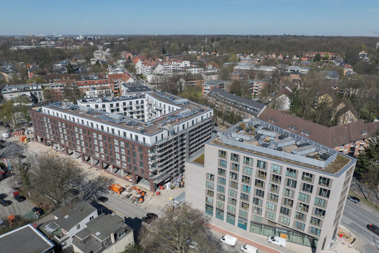 Vogelperspektive auf das Wohnensemble mit begrüntem Innenhof im Herzen von Hamburg-Altona.