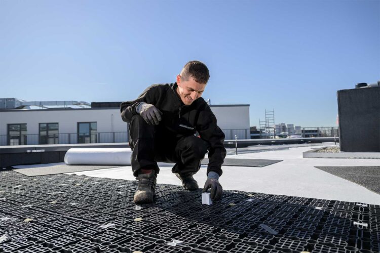 Retentionsdach im Bahrenfelder Carrée als Schutz vor Starkregen und Beitrag zum Stadtklima.