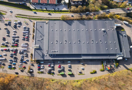 Energetische Flachdachsanierung der Kaufland-Filiale Kirchentellinsfurt durch Poburski Futura auf 10.000 m² inklusive Neubau des Warmdachaufbaus.